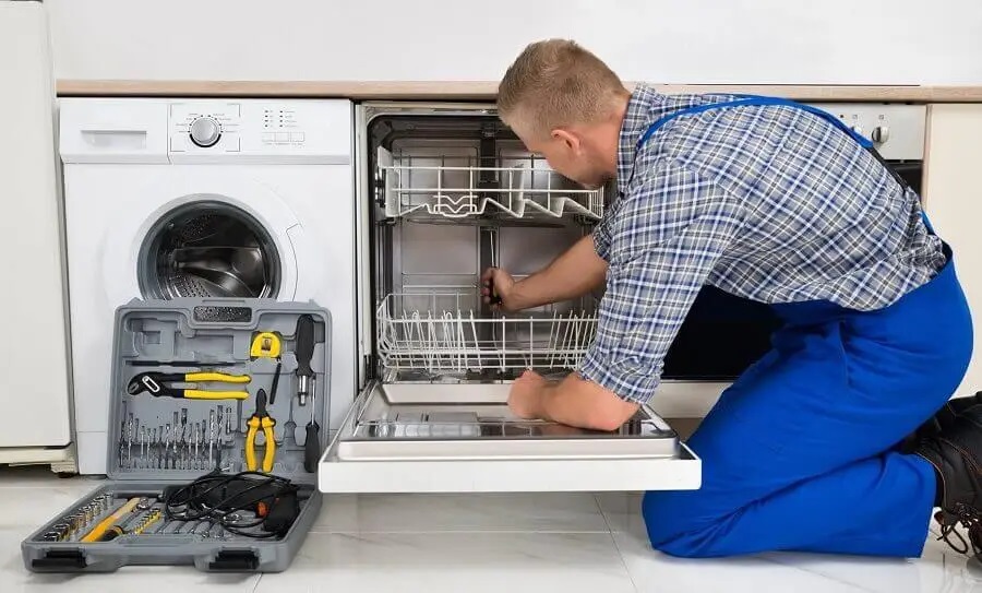 Gebze Termoteknik servisi teknisyen ekibi beyaz eşya tamiri yaparken